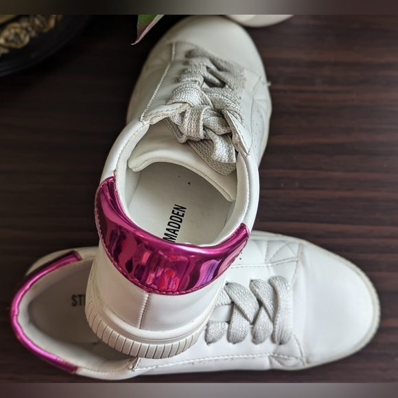 Girls Steve Maddenplatformwhite sneakers with pink heel accent. - Picture 7 of 9